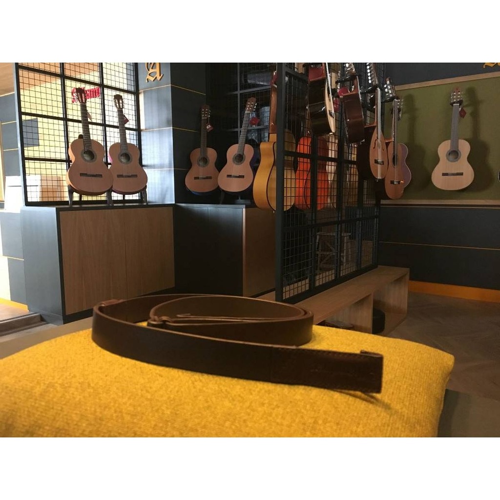 Alhambra Guitar Strap Hole - 9518